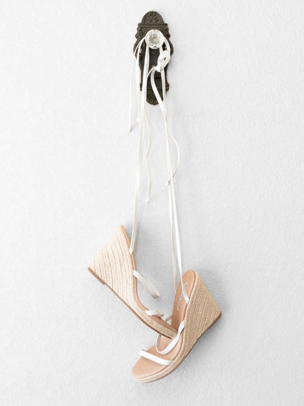 Chelsea & Violet Mariah Espadrille Wedges 8.5 White Lace Up Ankle Wrap Sandals